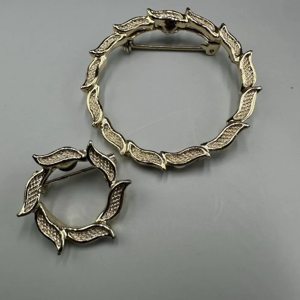 Vintage Gerrys Leaf Wreath Brooch Set Gold Tone Textured Circle Pin